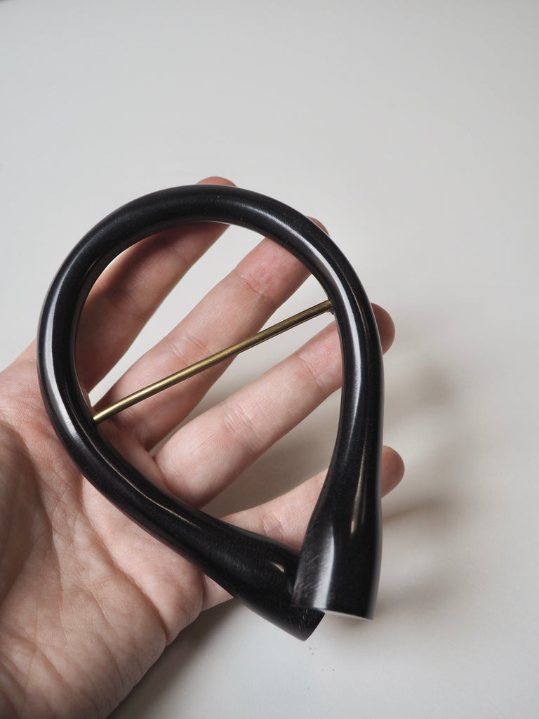 Black Twisted Horseshoe Slider 7cm