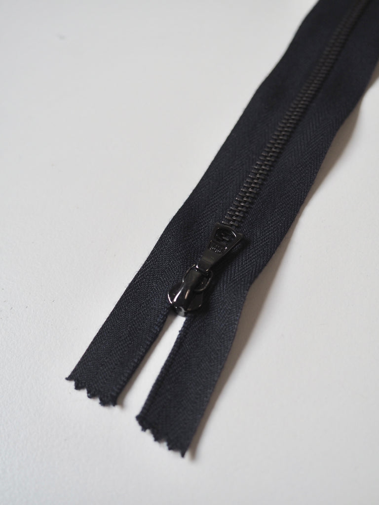 Riri 60cm/23inch Narrow Gunmetal Metal Teeth Zips