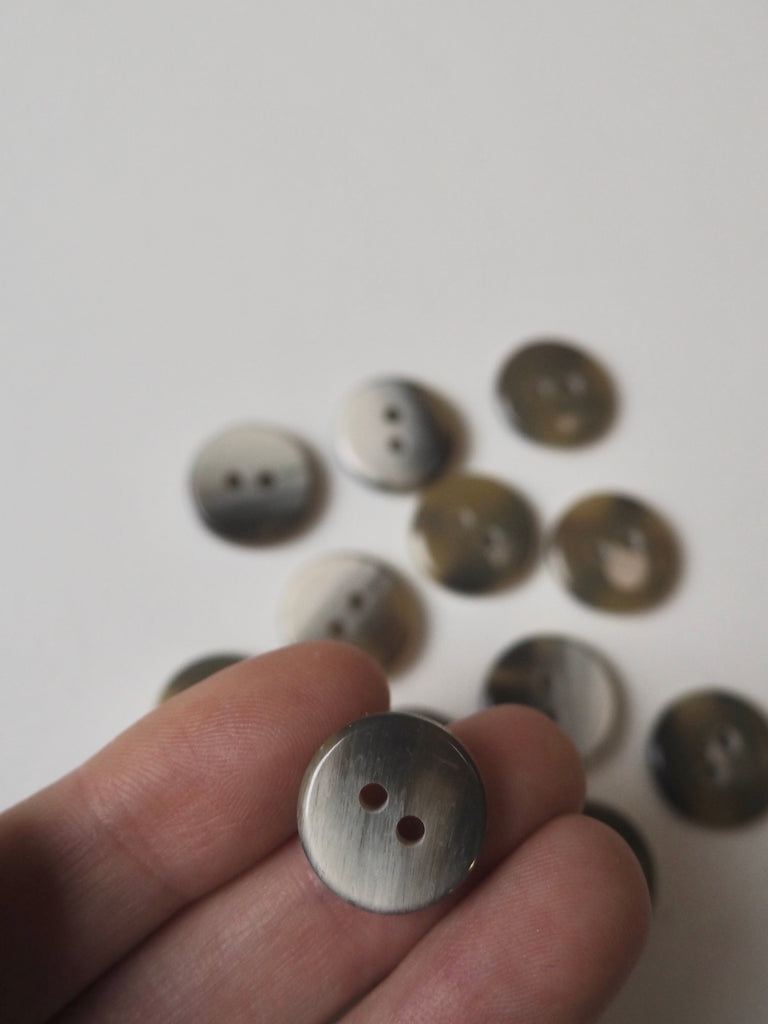 Eggshell Faux-Horn Buttons 15mm/24L