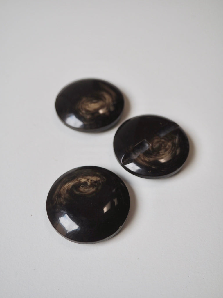 Brown Channel Hole Horn Buttons 34mm/54L