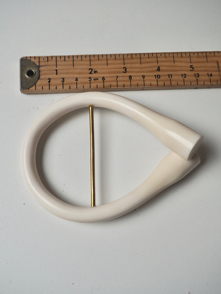 Ivory Twisted Horseshoe Slider 7cm