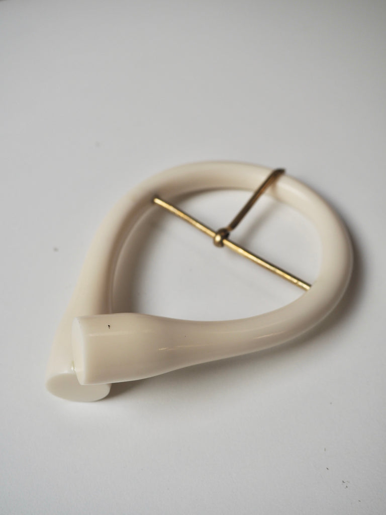 Ivory Twisted Horseshoe Buckle 7cm
