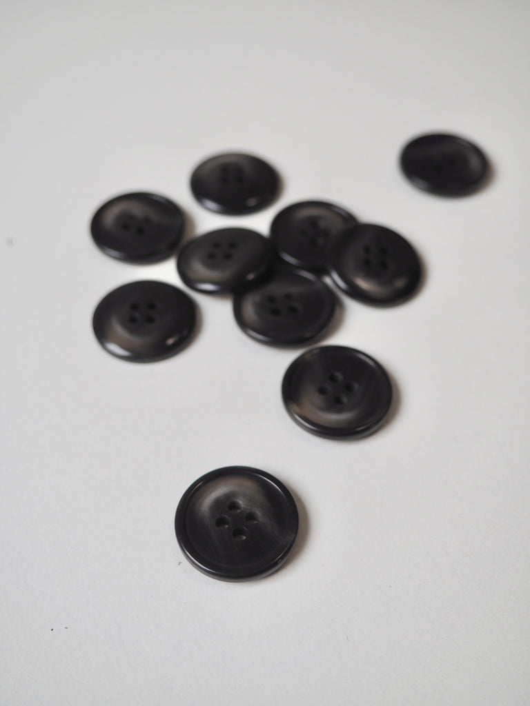 Smoke Faux-Horn Buttons 20mm/32L