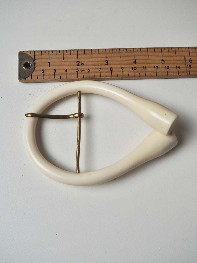 Ivory Twisted Horseshoe Buckle 7cm