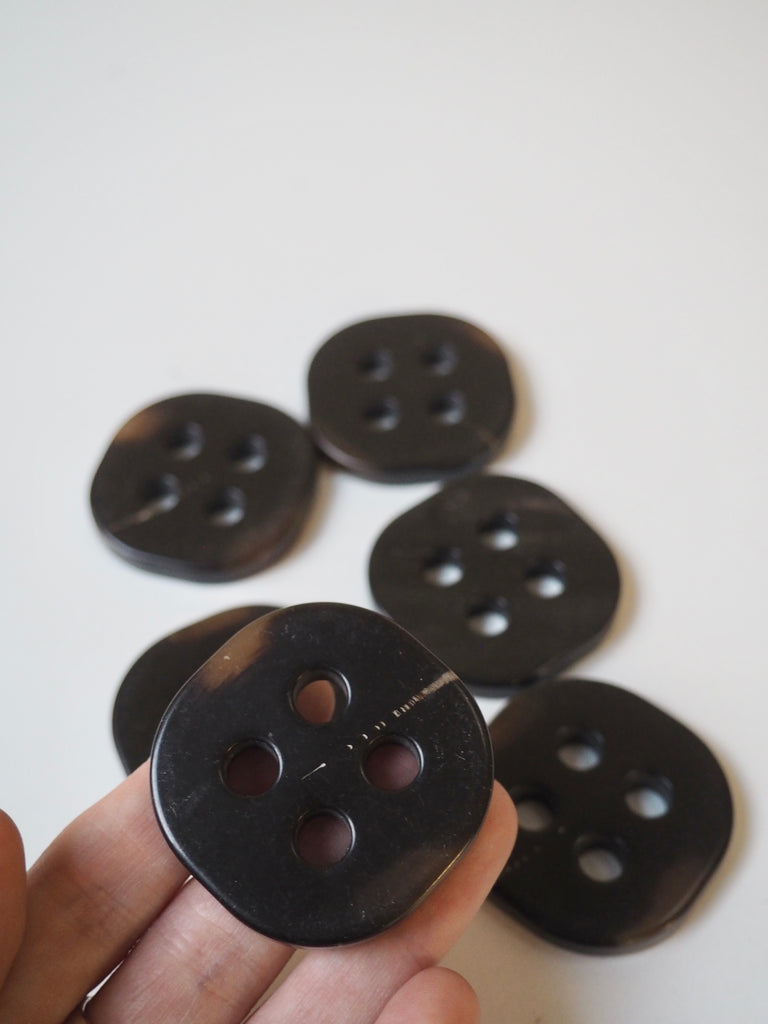 Dark Brown Horn Rounded Square Button 41mm/65L