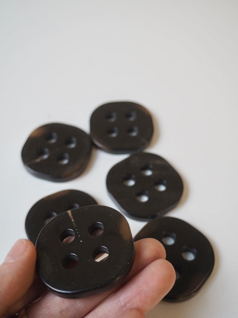 Dark Brown Horn Rounded Square Button 41mm/65L