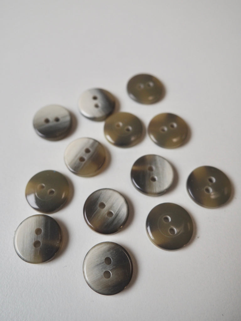 Eggshell Faux-Horn Buttons 15mm/24L