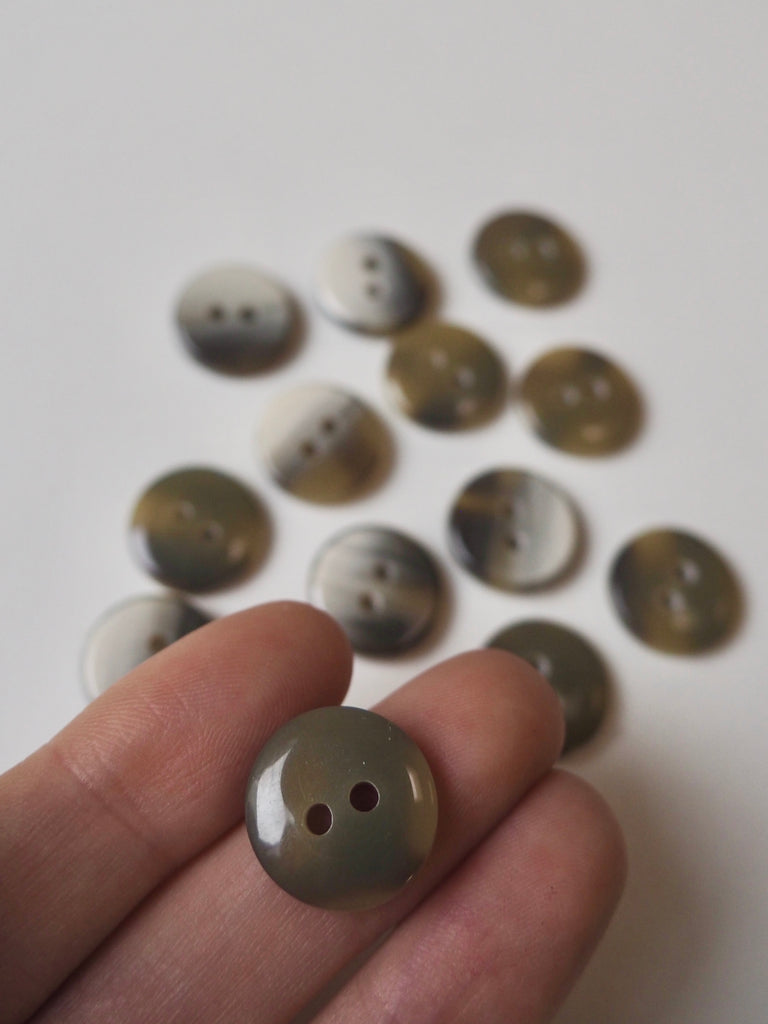 Eggshell Faux-Horn Buttons 15mm/24L