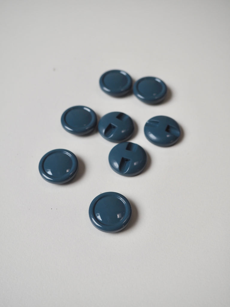 Blue Rimmed Channel Hole Buttons 18mm/28L