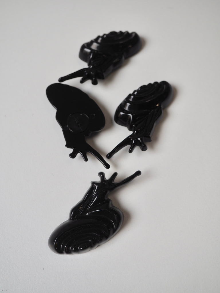 Black Snail Shank Buttons 25mm/40L