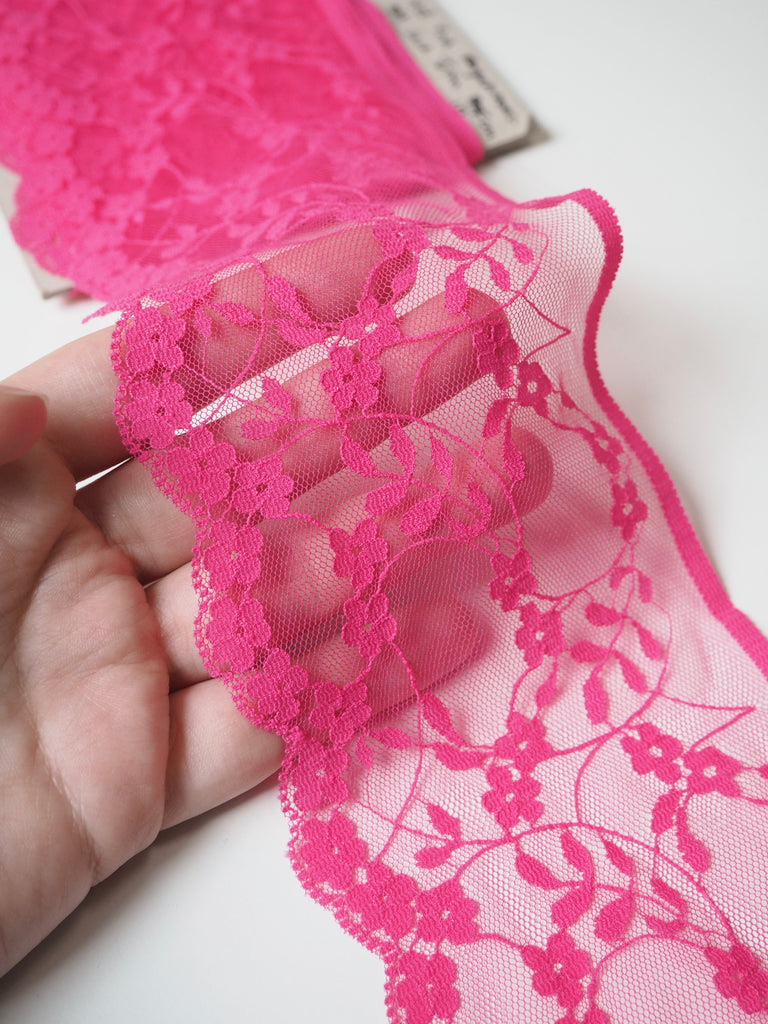 Hot Pink Trailing Flower Scallop Lace Trim 10cm