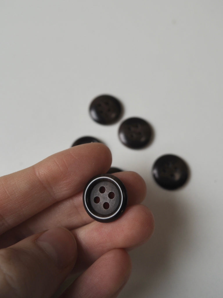 Brown Faux-Horn Rimmed Buttons 15mm/24L