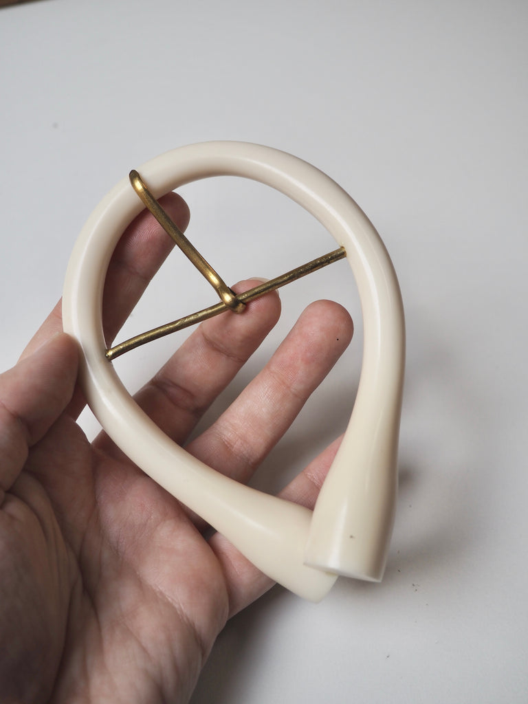 Ivory Twisted Horseshoe Buckle 7cm