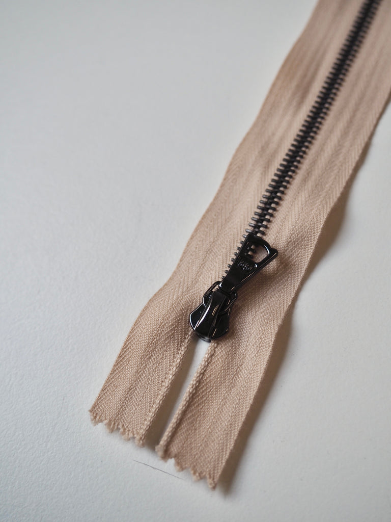 Riri 59cm/23inch Narrow Sand + Gunmetal Metal Teeth Zips