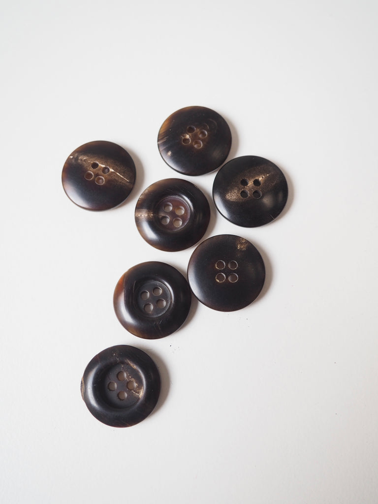 Dark Brown Horn Buttons 20mm/32L