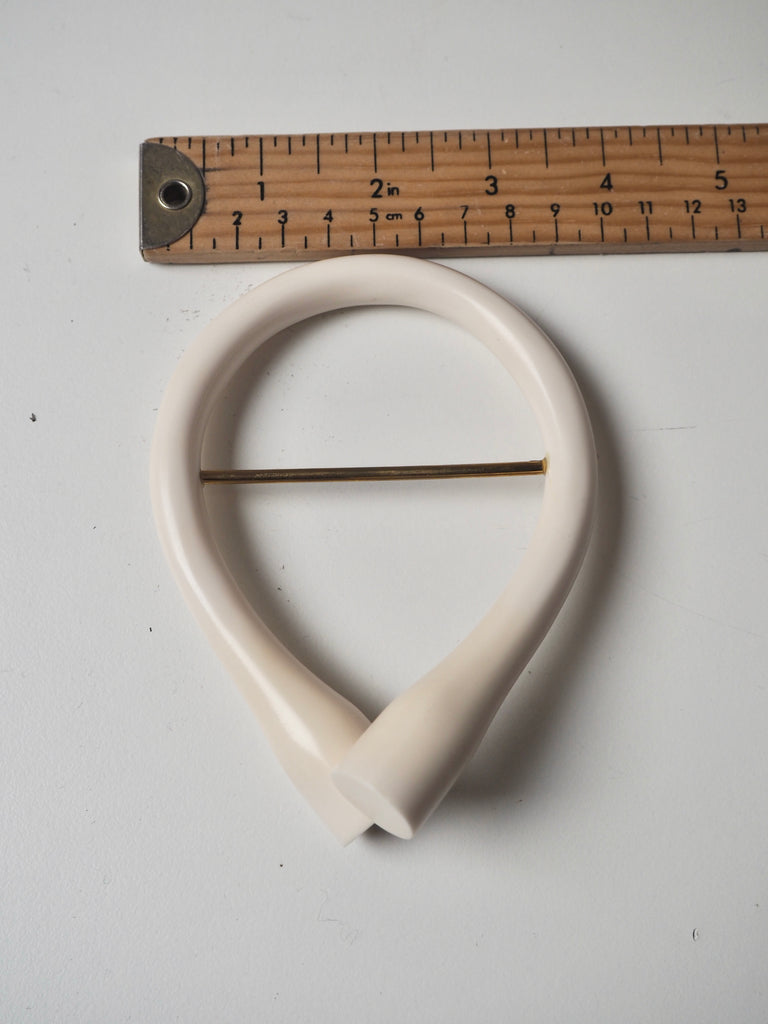 Ivory Twisted Horseshoe Slider 7cm