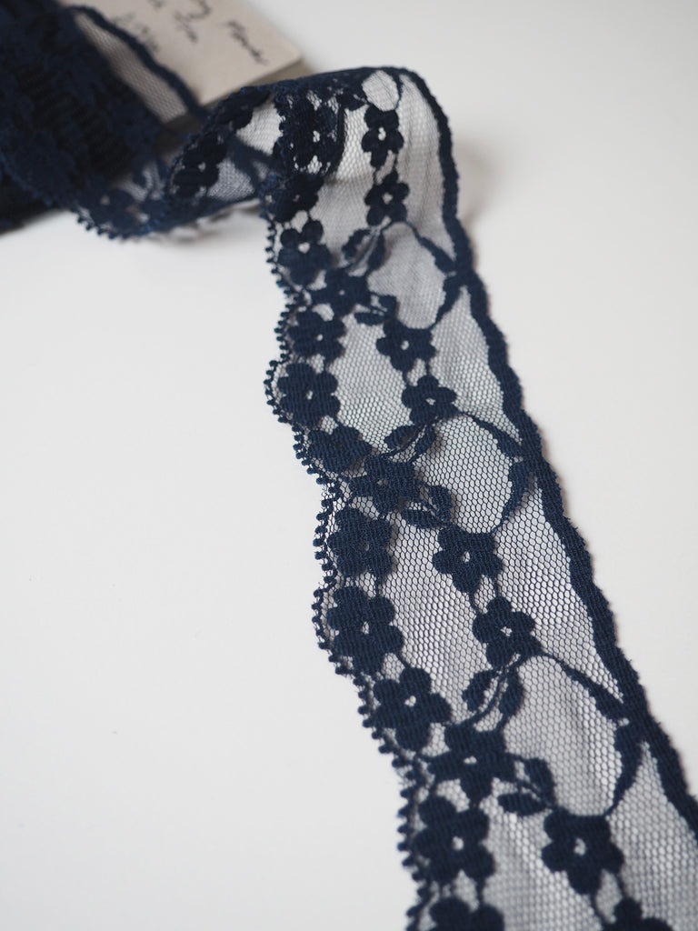 Navy Trailing Flower Scallop Lace Trim 5cm