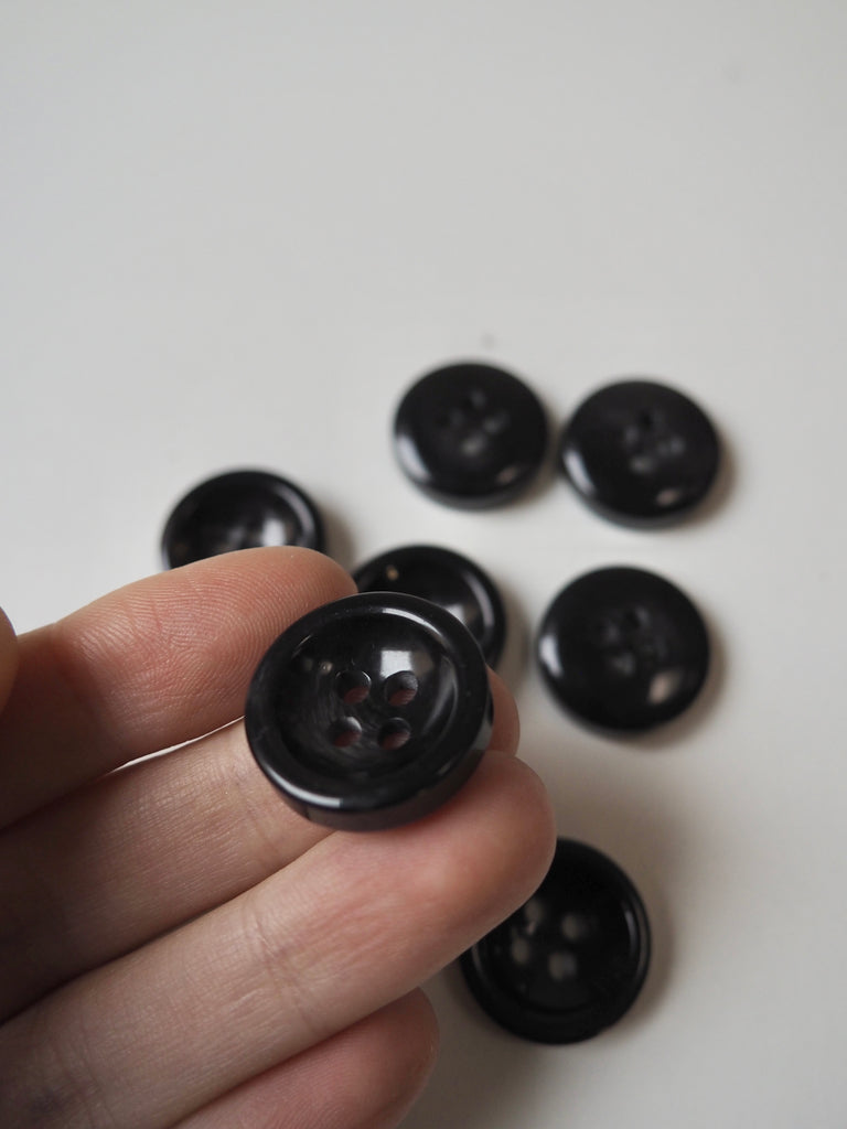 Charcoal Faux-Horn Indented Buttons 20mm/32L