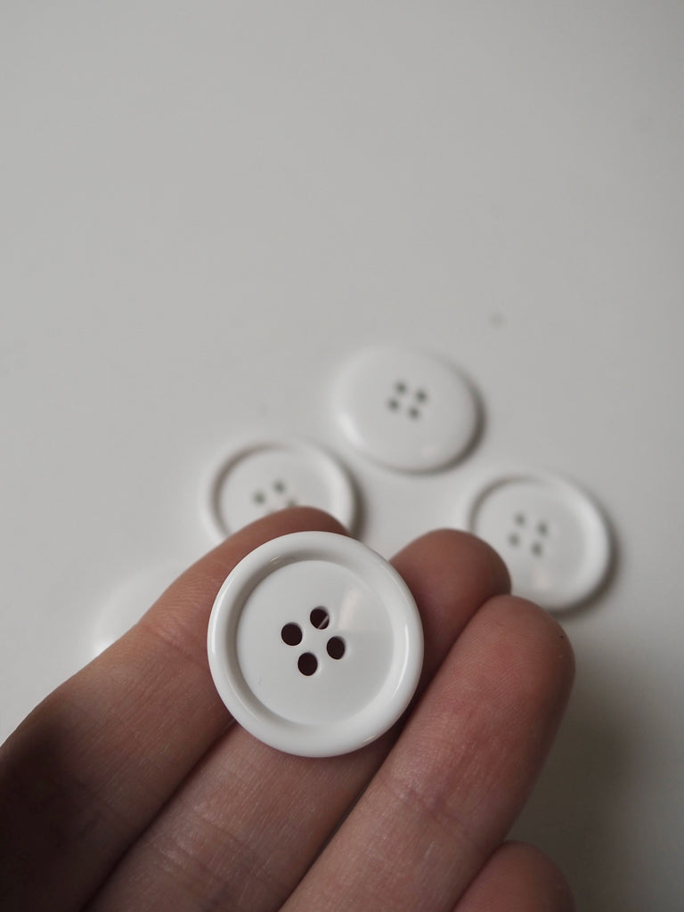 White Rimmed Buttons 22mm/35L