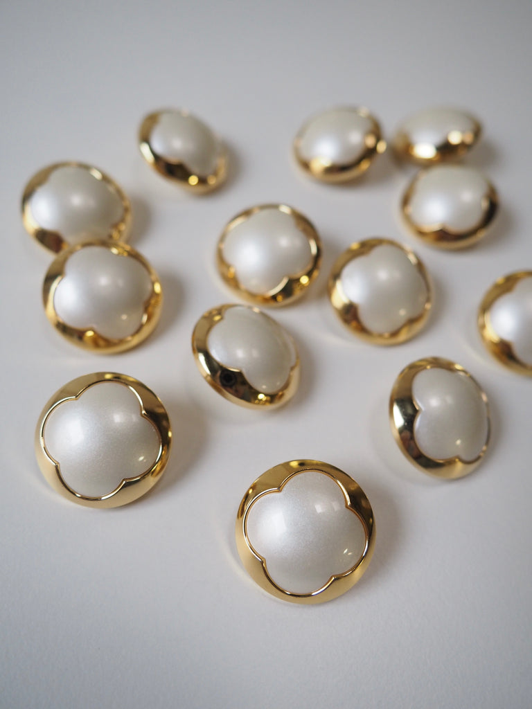 Flower Pearl and Gold Button 20mm
