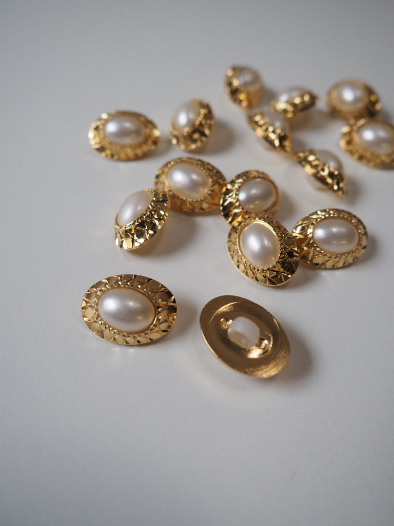 Oval Pearl and Gold Button 22mm