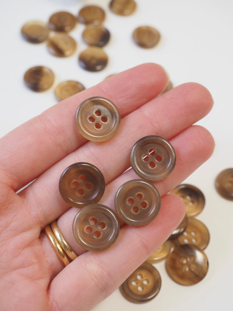Mid Brown Horn Button 15mm